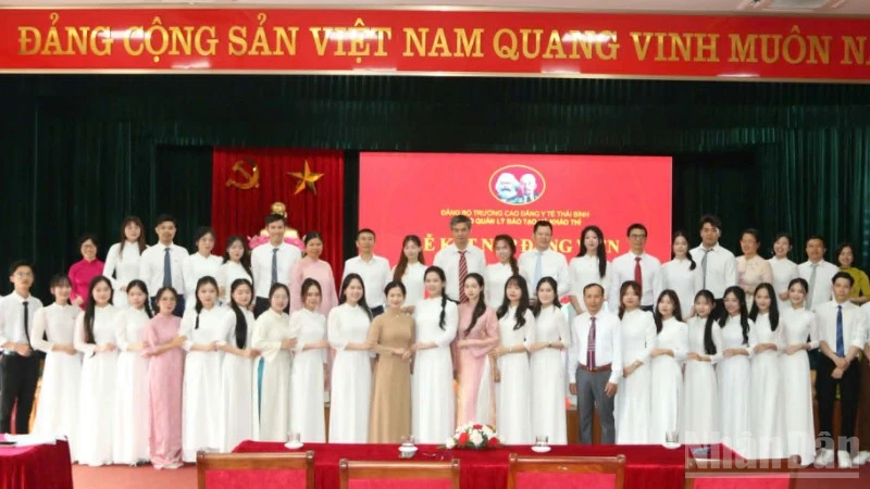 Hưng Yên: Nhiều sinh viên ưu tú được kết nạp Đảng đúng dịp sinh nhật Bác