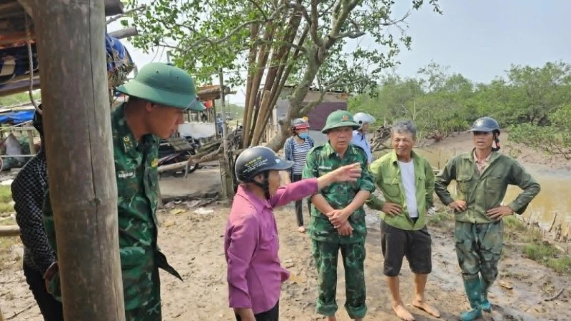 Bộ đội Biên phòng tỉnh Hưng Yên xuyên rừng tìm người cao tuổi bị lạc