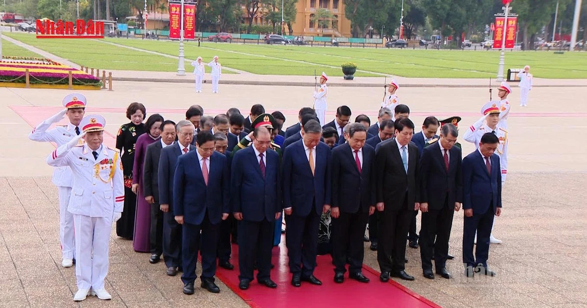 Lãnh đạo Đảng, Nhà nước và người dân vào Lăng viếng Chủ tịch Hồ Chí Minh