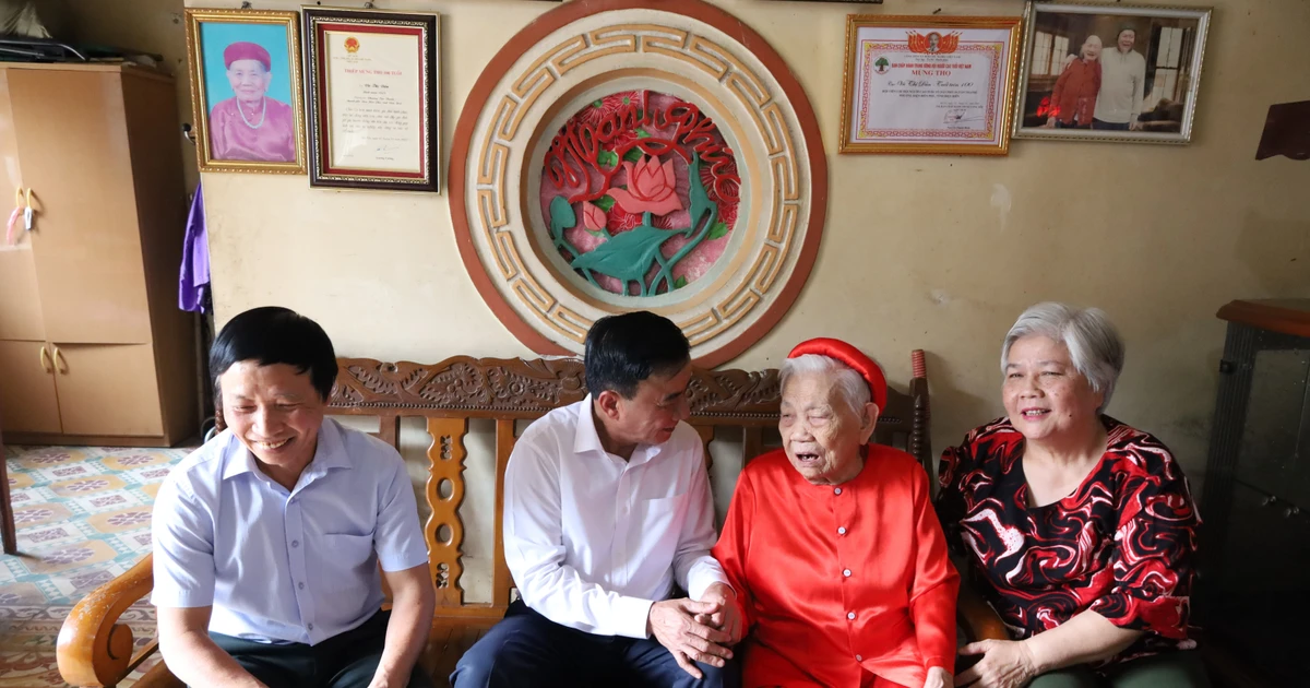 Thường trực Ban Bí thư Trần Cẩm Tú thăm, tặng quà gia đình chính sách tại Điện Biên