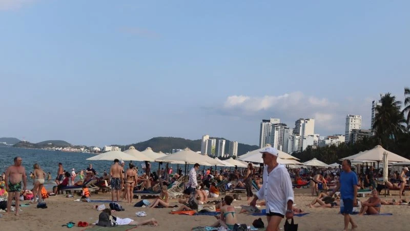 Nha Trang rộn ràng du khách trong ngày nghỉ lễ