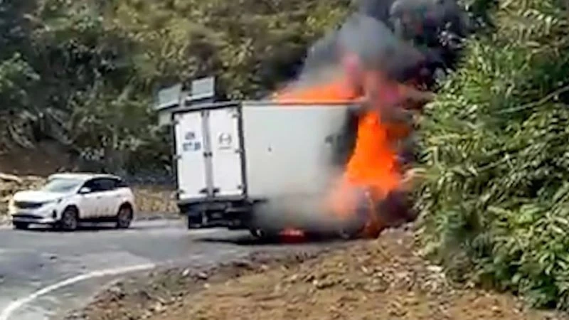 Cháy xe tải trên đèo Khánh Lê - Báo Nhân Dân điện tử