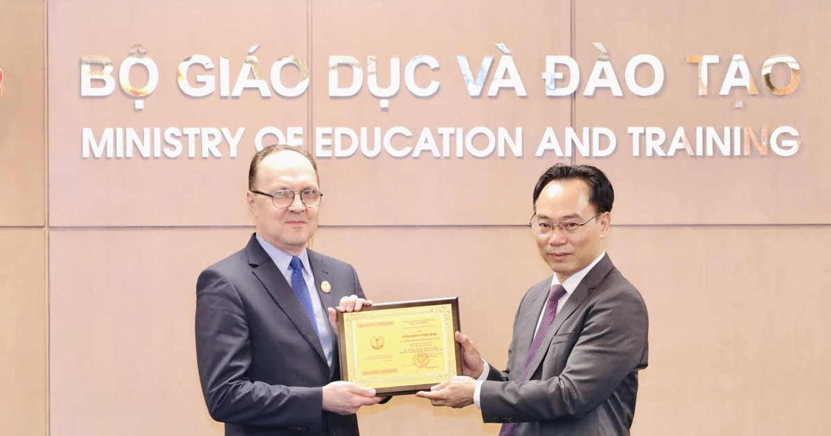 Đại sứ đặc mệnh toàn quyền Liên bang Nga nhận Kỷ niệm chương “Vì sự nghiệp giáo dục