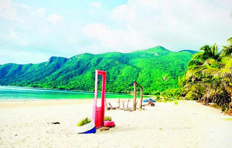 昆岛拥有平缓绵长的海滩、洁白细腻的沙滩和清澈湛蓝的海水，是备受游客青睐的旅游目的地。