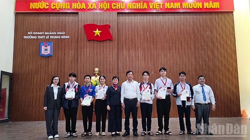  Entrega de becas “Iluminación” a los alumnos de la Escuela Preuniversitaria Le Trung Dinh en Quang Ngai. 
