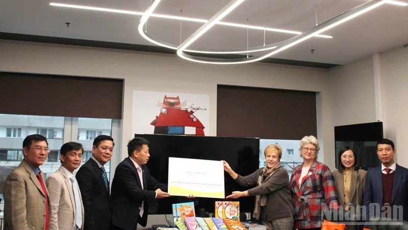 Una delegación de la Editorial de Educación de Vietnam sostiene un encuentro con la Biblioteca Estatal Rusa para niños.