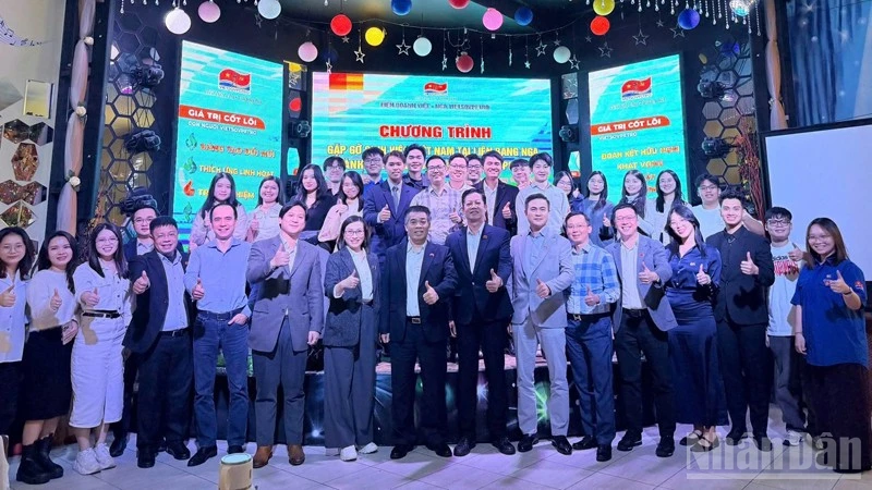 Delegados y estudiantes vietnamitas en Rusia posan para una foto con representantes de Vietsovpetro.