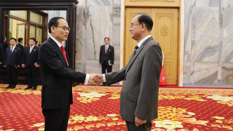 Bộ trưởng Ngoại giao Lê Hoài Trung hội kiến Chủ tịch Ủy ban Thường vụ Hội nghị nhân dân tối cao kiêm Chủ tịch Hội nghị nhân dân tối cao Triều Tiên