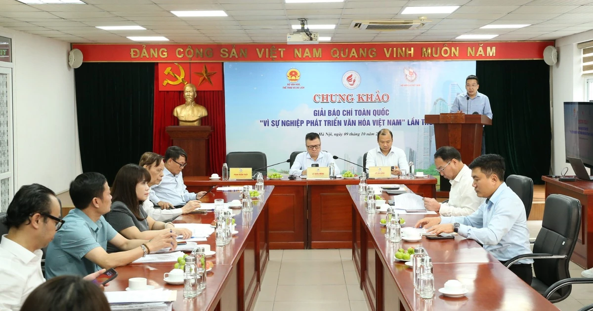 Nguyen Anh Vu, Editor-in-Chief of Van Hoa Newspaper, presents an overview of the judging process for the 2025 National Press Awards “For the Cause of Developing Vietnamese Culture.” (Photo: Tran Huan)