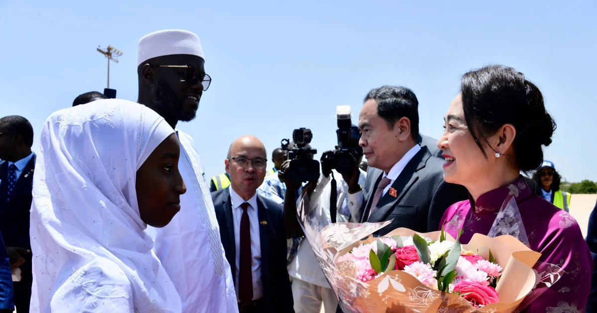 Chủ tịch Quốc hội đến Thủ đô Dakar, bắt đầu chuyến thăm chính thức Cộng hòa Senegal