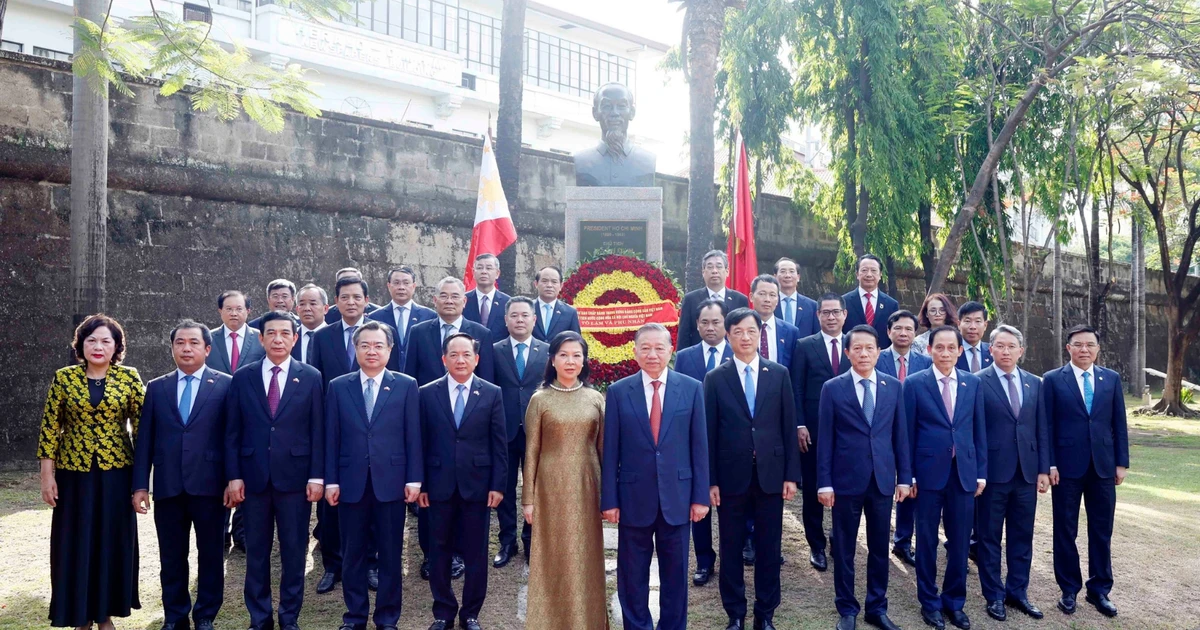 Tổng Bí thư, Chủ tịch nước Tô Lâm dâng hoa tại Tượng đài Chủ tịch Hồ Chí Minh, Philippines