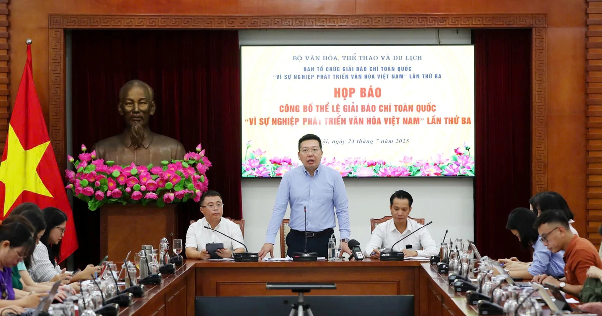 Editor-in-Chief of Van Hoa (Culture) Newspaper Nguyen Anh Vu speaks at the press conference. (Photo: TRAN HUAN)