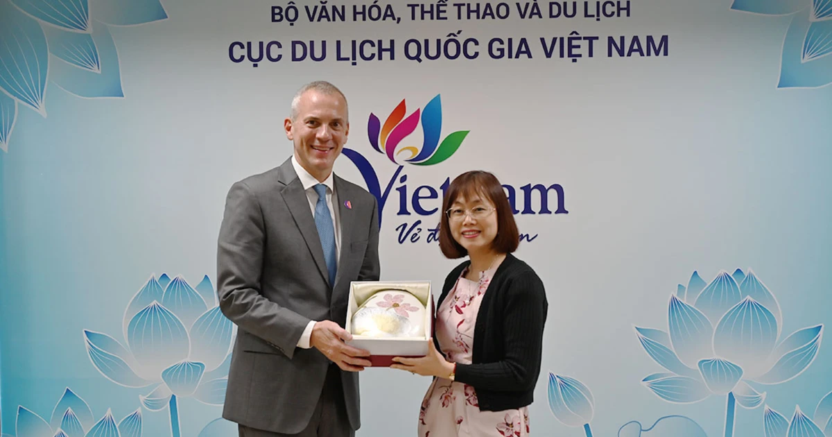 La subjefa del Departamento Nacional de Turismo de Vietnam, Nguyen Thi Hoa Mai, entrega un regalo al director ejecutivo de la Agencia de Turismo de Azerbaiyán, Florian Sengstschmid. (Foto: TITC) 