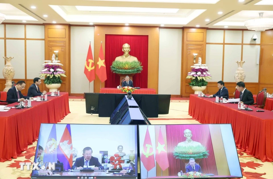 El secretario general del PCV, To Lam, conversa por teléfono con el presidente del Partido Popular de Camboya, Hun Sen.