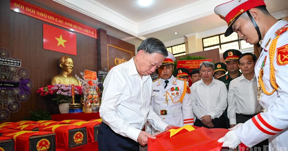 [Ảnh] Tổng Bí thư, Chủ tịch nước Tô Lâm cùng Đoàn công tác Trung ương thăm, kiểm tra lực lượng đang thực hiện nhiệm vụ tìm kiếm, quy tập hài cốt liệt sĩ tại Công viên Lê Thị Riêng