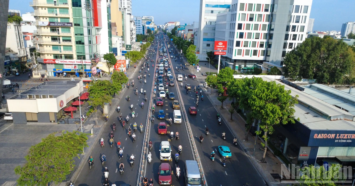 [Ảnh] Ngày đầu Thành phố Hồ Chí Minh áp dụng mô hình làn đảo chiều linh hoạt trên một trục giao thông lớn