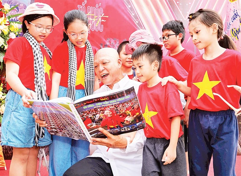 Lưu giữ ký ức qua những trang sách ảnh