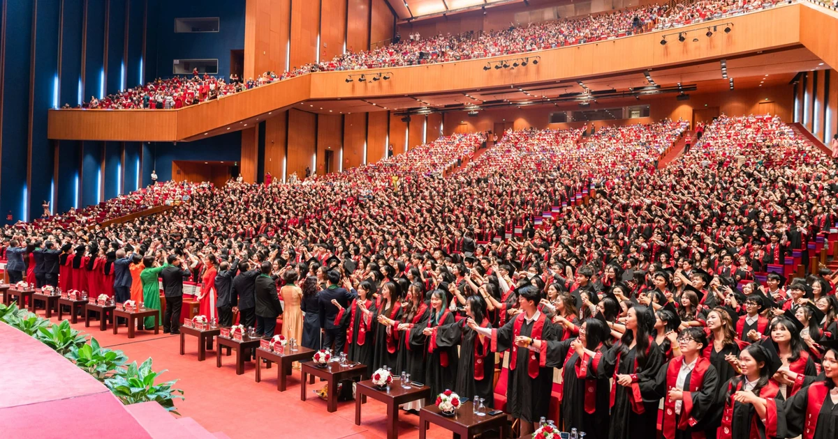 Trường Đại học Ngoại thương trao bằng tốt nghiệp cho hơn 1.260 tân cử nhân