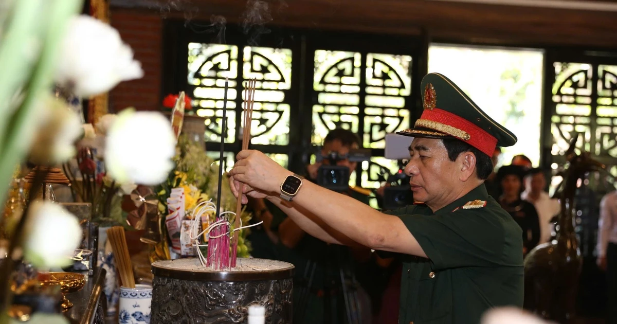 General Phan Van Giang and members of the delegation offer incense and flowers at the temple dedicated to President Ho Chi Minh.