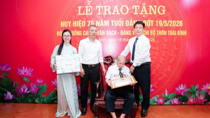 Vinh danh Đảng viên lão thành 75 năm tuổi Đảng