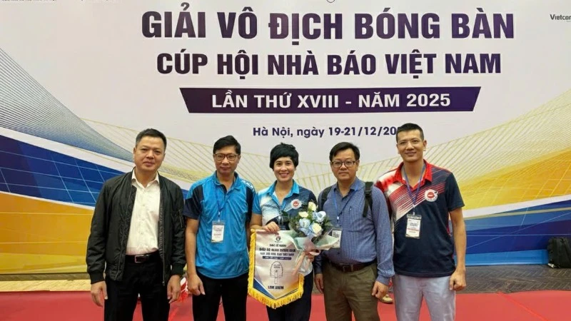 越南《人民报》社运动员代表团参加2025年越南记协杯乒乓球比赛。