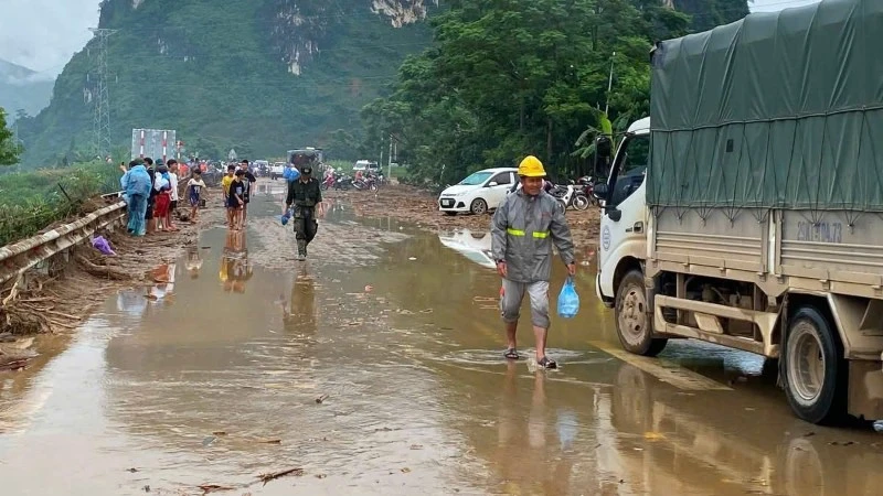 Thông xe trên Quốc lộ 32