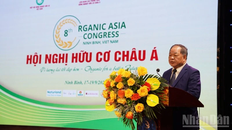 Ha Phuc Mich, Chairman of the Viet Nam Organic Agriculture Association, delivers remarks at the opening of the Congress on September 17.