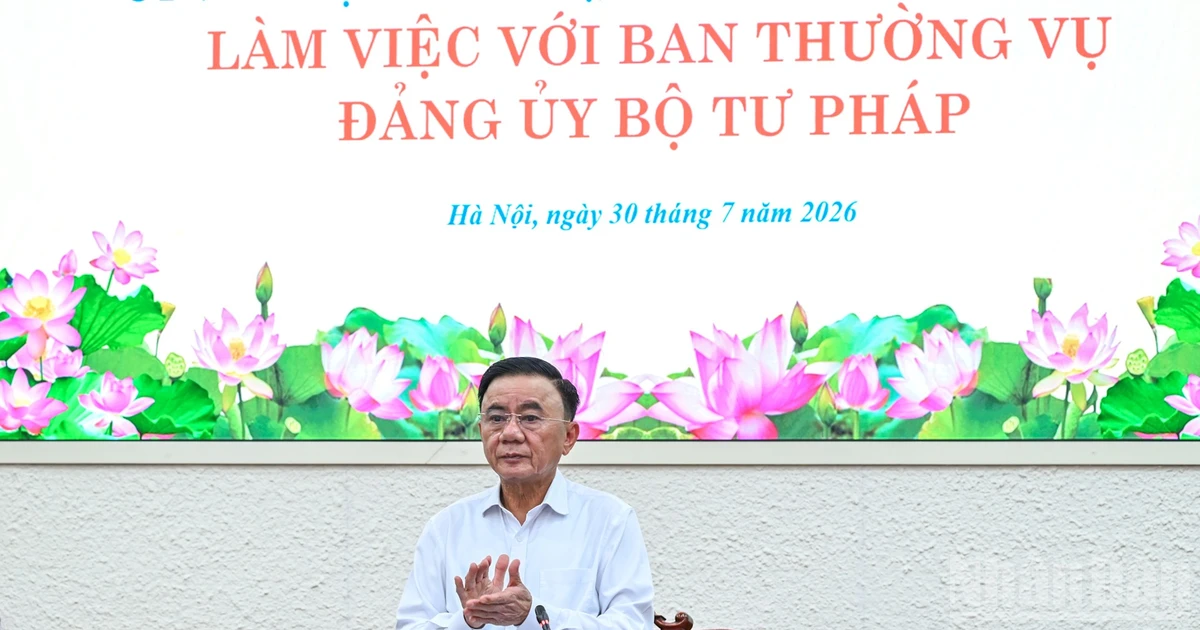 [Ảnh] Thường trực Ban Bí thư Trần Cẩm Tú làm việc với Ban Thường vụ Đảng ủy Bộ Tư pháp