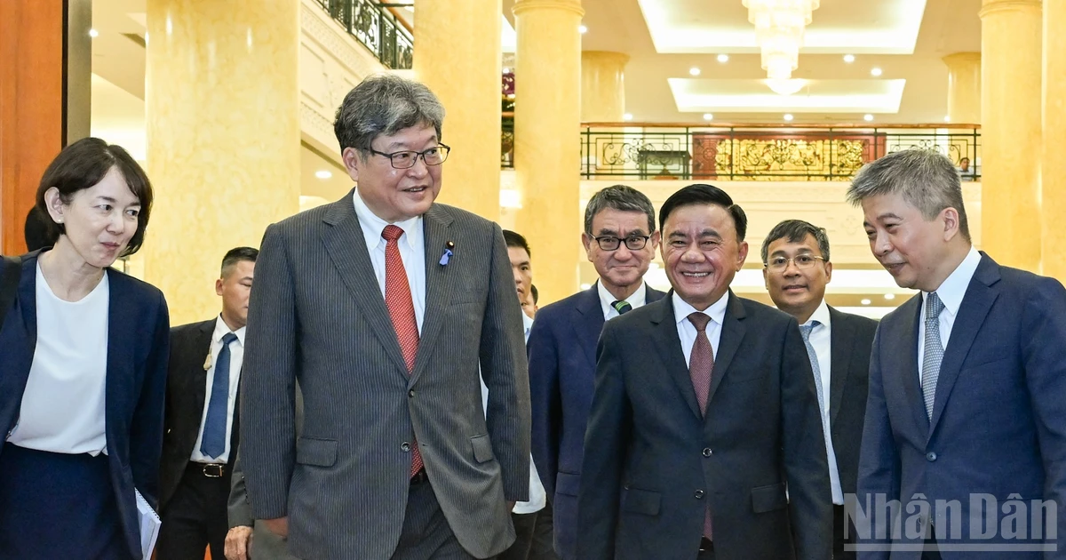[Ảnh] Thường trực Ban Bí thư Trần Cẩm Tú hội đàm với Quyền Tổng Thư ký Đảng Dân chủ Tự do Nhật Bản Hagiuda Koichi