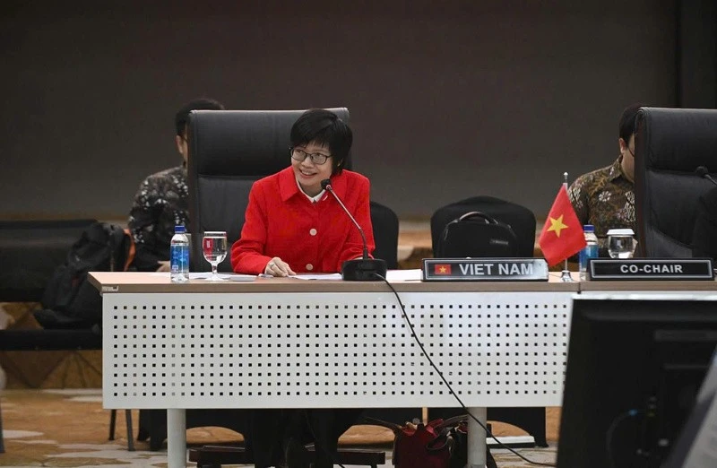 孙氏玉香大使在东盟秘书处的一次会议上发言。（图片来源：越南常驻东盟代表团提供）