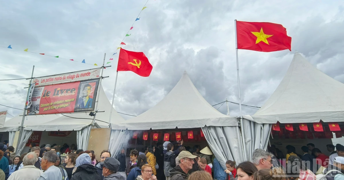 The Viet Nam booth at the 2025 Festival of Humanity attracted the attention of many French and international friends.