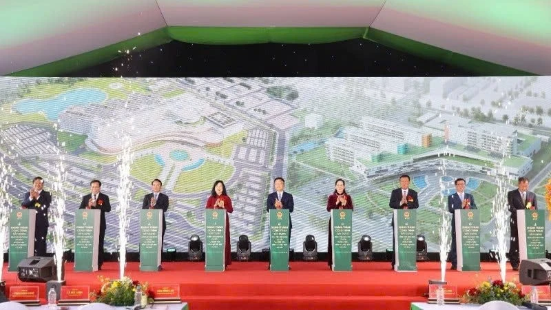 The construction components of Bach Mai Hospital (Facility 2) and Viet Duc Friendship Hospital (Facility 2) are inaugurated. (Photo: DAO PHUONG)