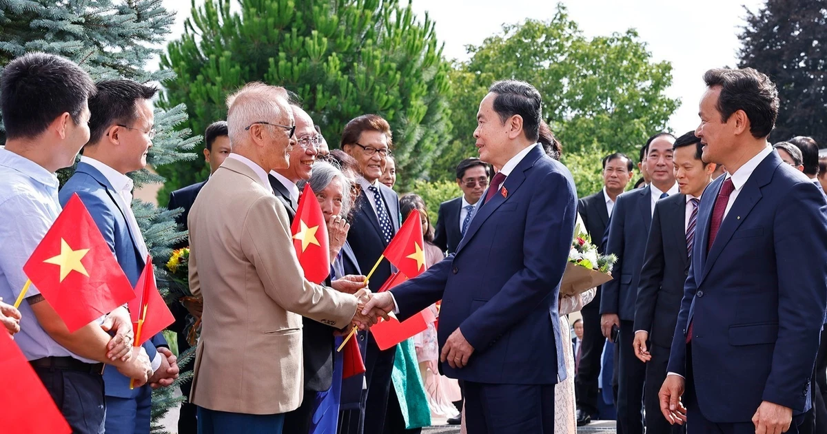 [Foto] Presidente de la Asamblea Nacional de Vietnam se reúne con compatriotas en Suiza