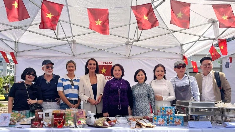 La embajadora en Atenas, Pham Thi Thu Huong (al centro) y la vicealcaldesa de la ciudad griega El Pireo (cuarta desde la izquierda), junto con compatriotas y amigos griegos, visitan el stand de Vietnam. (Foto: Embajada de Vietnam en Grecia)