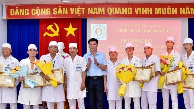 Khen thưởng đột xuất kíp trực tại Bệnh viện Đa khoa Bạc Liêu