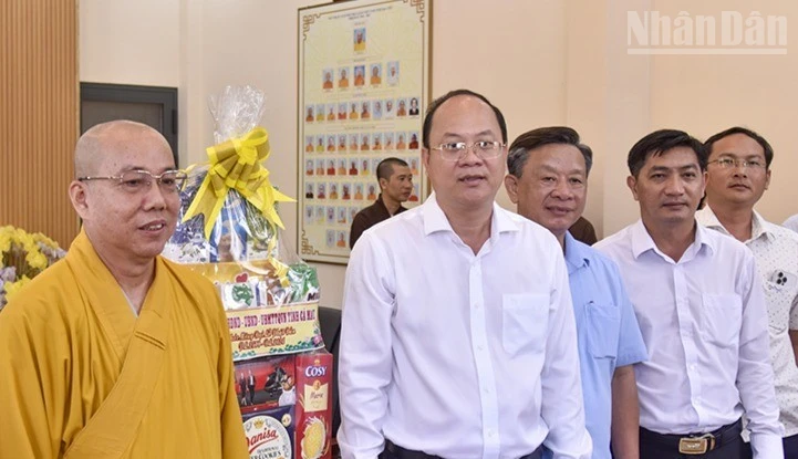 Lãnh đạo tỉnh Cà Mau thăm, chúc mừng Đại lễ Phật đản tại chùa Long Phước