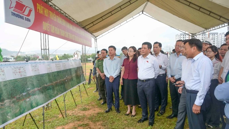 Phó Chủ tịch Quốc hội Nguyễn Hồng Diên làm việc với tỉnh Lào Cai