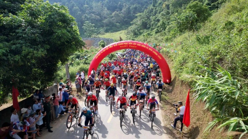 Sôi động Giải đua xe đạp địa hình “MTB-Bản hùng ca biên cương