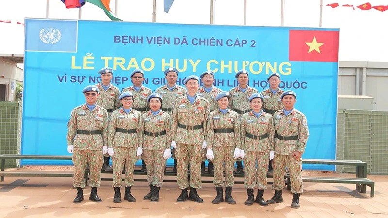 Gặp nữ điều dưỡng mang mũ nồi xanh