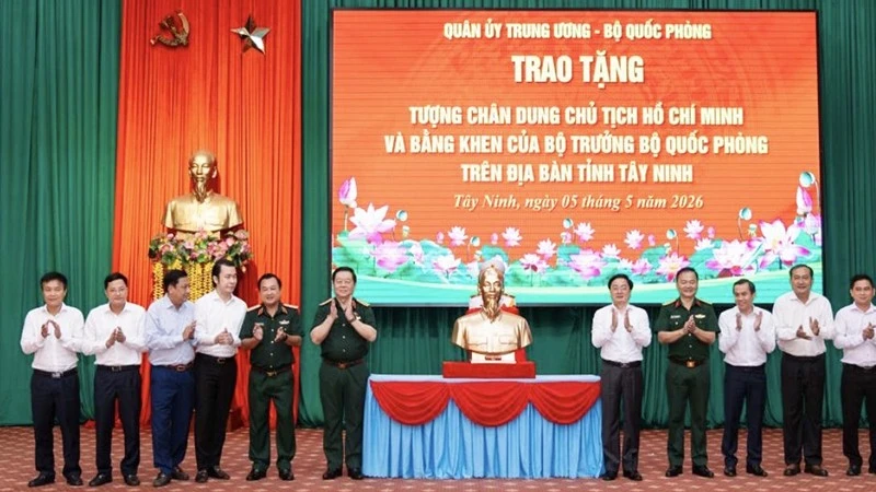 Tặng 100 tượng chân dung Chủ tịch Hồ Chí Minh tại tỉnh Tây Ninh