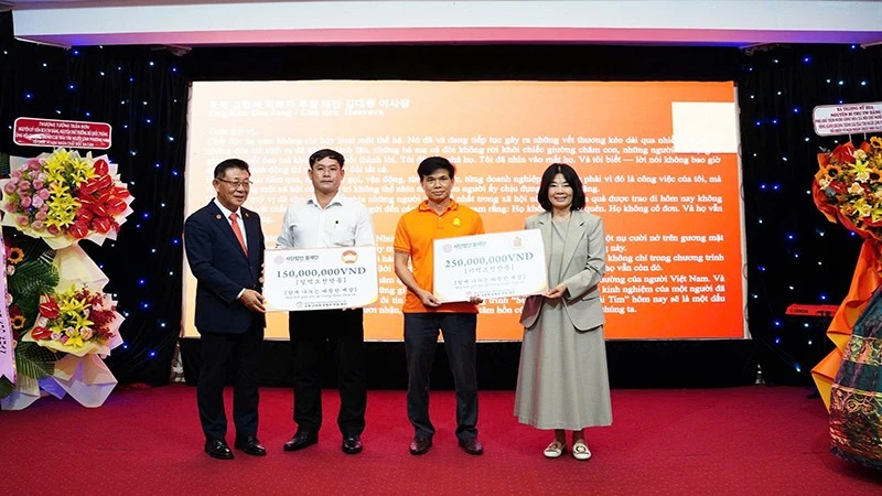 Trao tặng thêm 250 triệu đồng đến những nạn nhân chất độc da cam