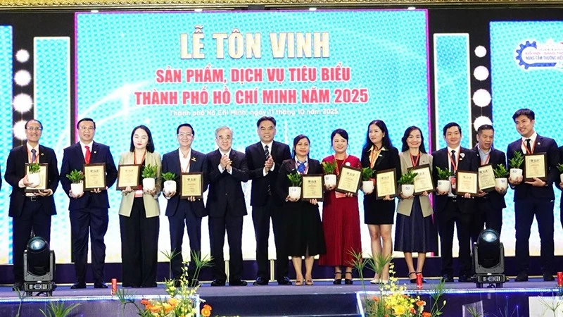 Representatives of businesses receive the certificates of outstanding products and services of Ho Chi Minh City for 2025.
