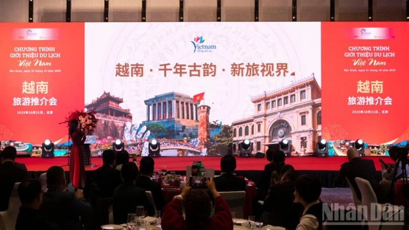 Famous destinations in Viet Nam are introduced.