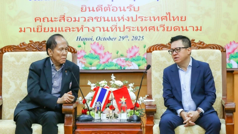 Le Quoc Minh, member of the Party Central Committee, Editor-in-Chief of Nhan Dan Newspaper, Deputy Head of the Party Central Committee’s Commission for Communications, Education and Mass Mobilisation, and President of the Viet Nam Journalists Association, and Nakorn Veerapravati, President of the Federation of Thai Journalists under the Royal Patronage of Thailand.(Photo: Son Hai)