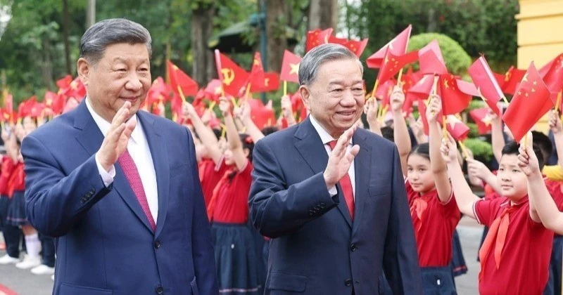 Генеральный секретарь ЦК КПВ То Лам председательствует на церемонии встречи Генерального секретаря ЦК КПК, Председателя КНР Си Цзиньпина, прибывшего с государственным визитом во Вьетнам, 14 апреля 2025 года. Фото: ВИА