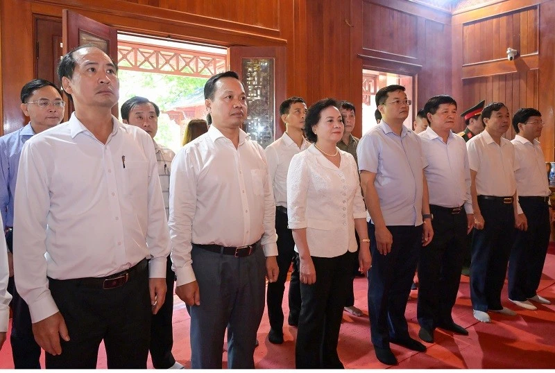 Phó Thủ tướng Phạm Thị Thanh Trà dâng hương tưởng niệm Đại tướng Võ Nguyên Giáp tại Mường Phăng