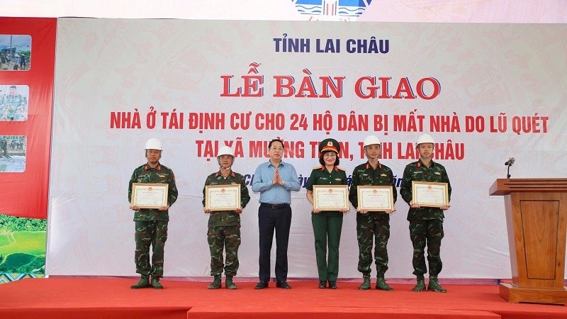 Lai Châu bàn giao 24 nhà ở cho người dân bị lũ quét ở xã Mường Than