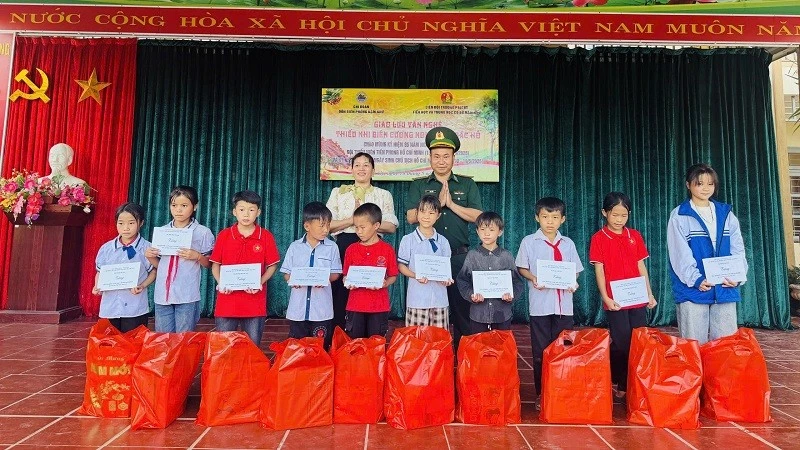 Thiếu nhi biên cương tự hào truyền thống Đội, noi gương Bác Hồ