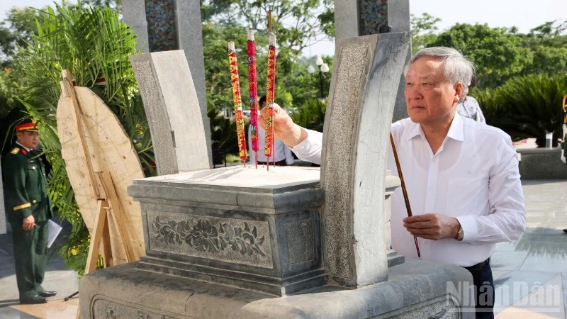 Nguyên lãnh đạo Đảng, Nhà nước dâng hoa, dâng hương tại Nghĩa trang Liệt sĩ và Tượng đài Mẹ Việt Nam anh hùng