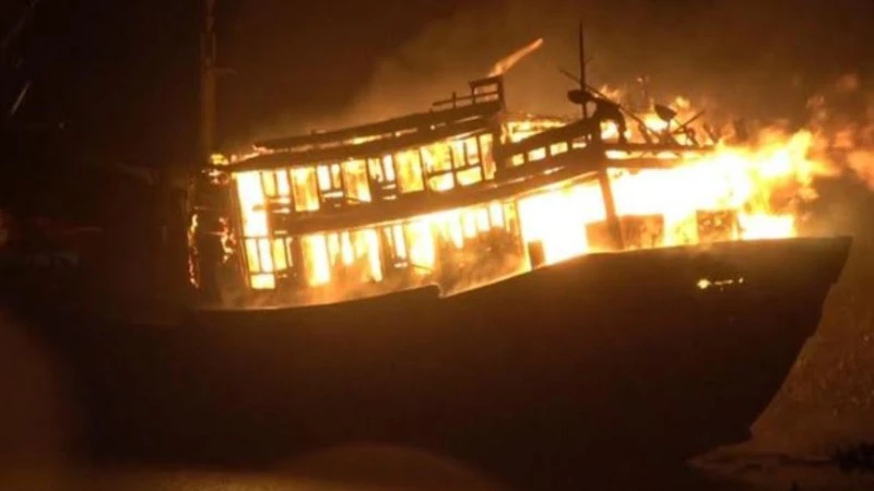 Khẩn trương ứng cứu 55 ngư dân bị cháy tàu trên vùng biển Trường Sa